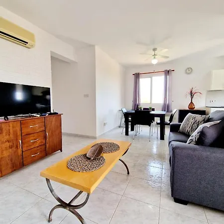 Emma's Place, 2 Bedroom With Pool View *