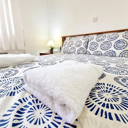 Emma's Place, 2 Bedroom With Pool View *