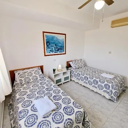 Emma's Place, 2 Bedroom With Pool View Apartman *