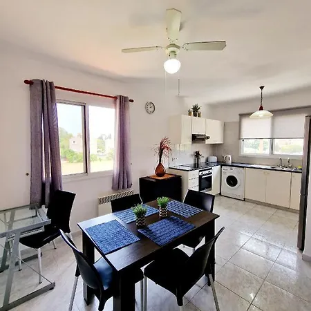 Emma's Place, 2 Bedroom With Pool View פאפוס