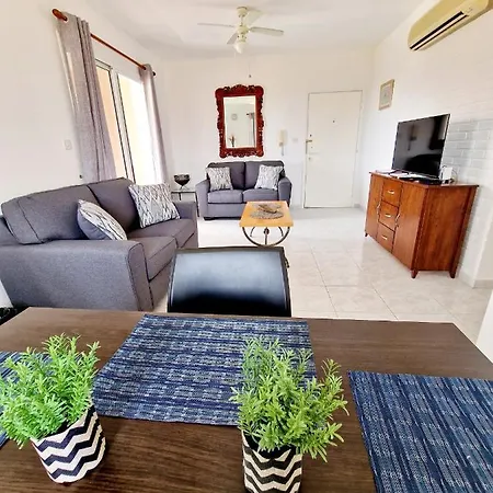 Emma's Place, 2 Bedroom With Pool View *